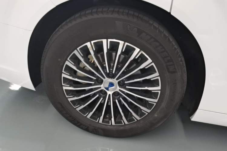 Used Denza D9 2022 DM-i 970 Four-Wheel Drive Prestige Model Right Rear Wheel Hub
