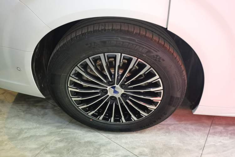 Used Denza D9 2022 DM-i 970 Four-Wheel Drive Flagship Model Right Rear Wheel Hub