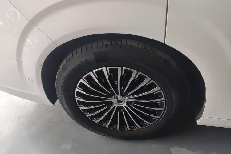 Used Denza D9 2022 DM-i 970 Four-Wheel Drive Flagship Model Right Rear Wheel Hub