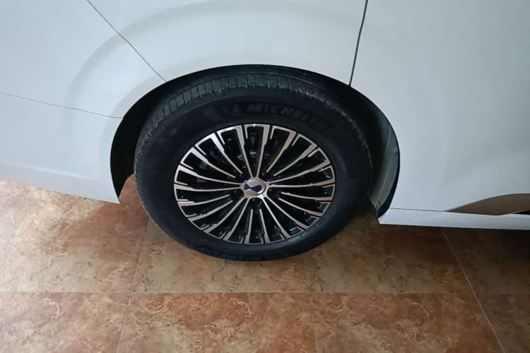 Used Denza D9 2022 EV 620 Prestige Model Right Rear Wheel Hub