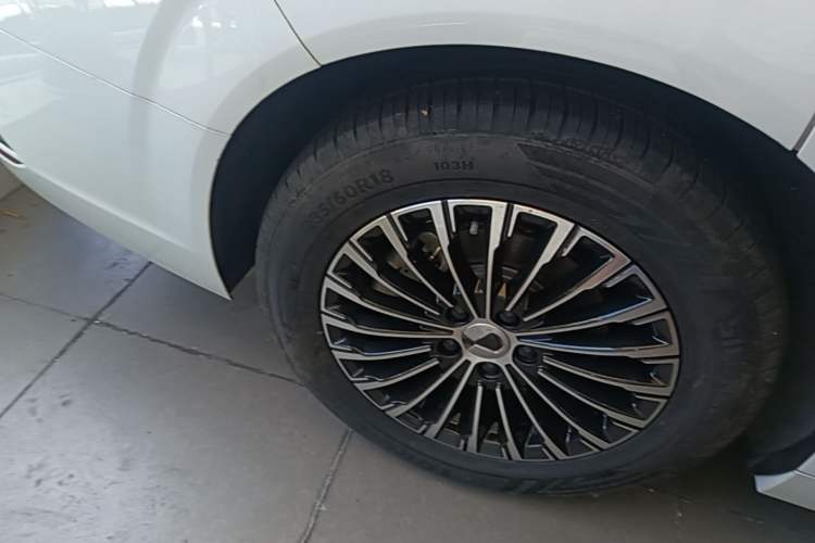 Used Denza D9 2022 DM-i 970 Four-Wheel Drive Prestige Model Right Rear Wheel Hub