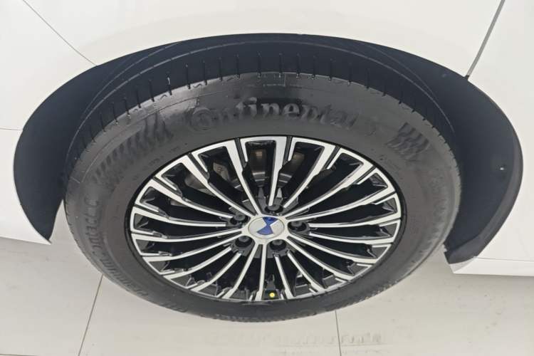 Used Denza D9 2022 DM-i 970 Four-Wheel Drive Flagship Model Right Rear Wheel Hub