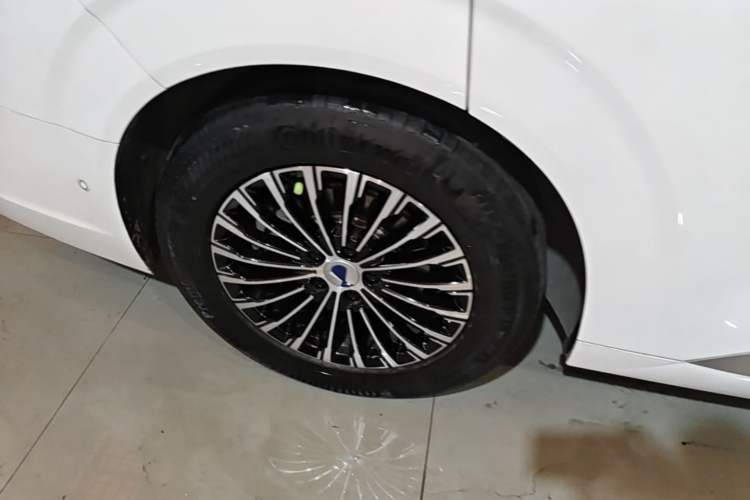 Used Denza D9 2022 DM-i 970 Four-Wheel Drive Flagship Model Right Rear Wheel Hub