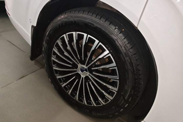 Used Denza D9 2022 DM-i 970 Four-Wheel Drive Flagship Model Right Rear Wheel Hub