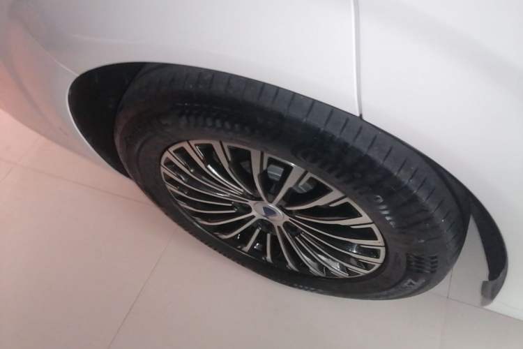 Used Denza D9 2022 DM-i 970 Four-Wheel Drive Flagship Model Right Rear Wheel Hub