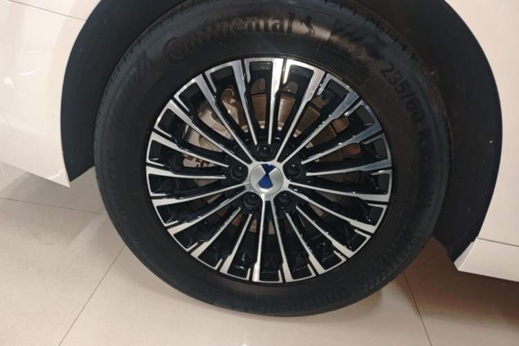 Used Denza D9 2022 DM-i 970 Four-Wheel Drive Prestige Model Right Rear Wheel Hub