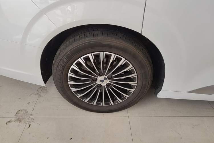 Used Denza D9 2022 DM-i 1040 Prestige Model Right Rear Wheel Hub