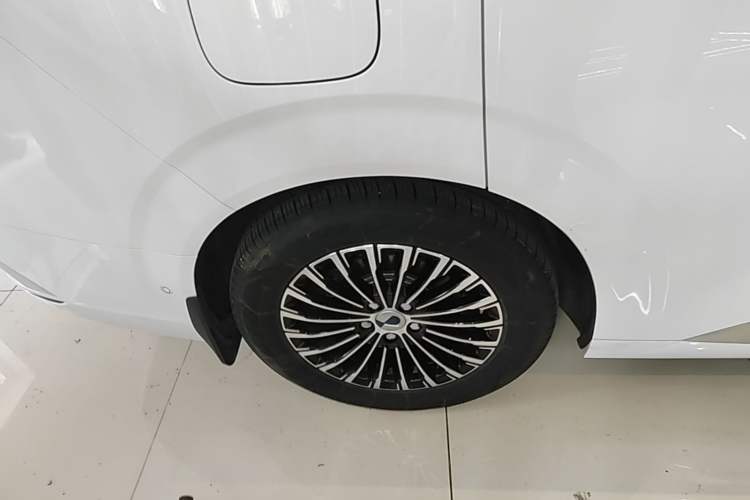 Used Denza D9 2022 DM-i 970 Four-Wheel Drive Flagship Model Right Rear Wheel Hub