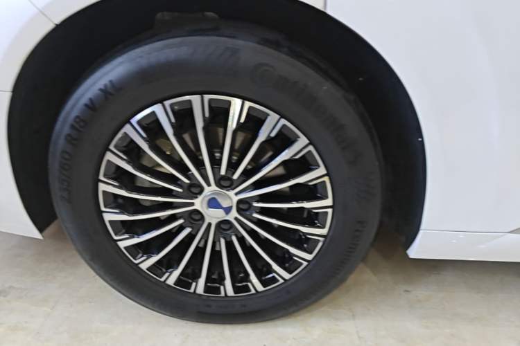 Used Denza D9 2022 DM-i 970 Four-Wheel Drive Flagship Model Right Rear Wheel Hub