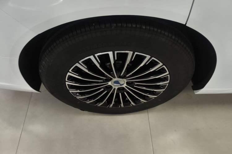 Used Denza D9 2022 DM-i 970 Four-Wheel Drive Prestige Model Right Rear Wheel Hub