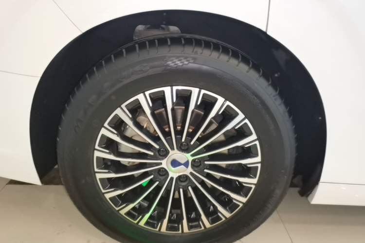 Used Denza D9 2022 DM-i 1040 Prestige Model Right Rear Wheel Hub