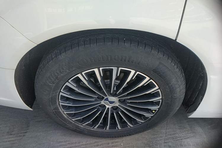 Used Denza D9 2022 DM-i 1040 Prestige Model Right Rear Wheel Hub