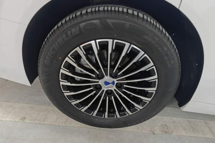 Used Denza D9 2022 DM-i 1040 Prestige Model Right Rear Wheel Hub