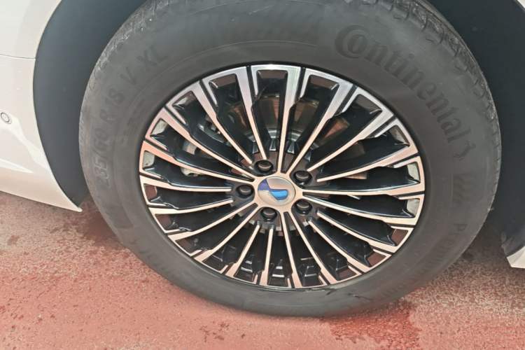 Used Denza D9 2022 DM-i 970 Four-Wheel Drive Flagship Model Right Rear Wheel Hub