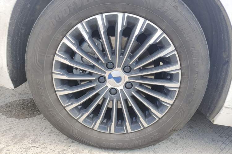 Used Denza D9 2022 DM-i 970 Four-Wheel Drive Prestige Model Right Rear Wheel Hub