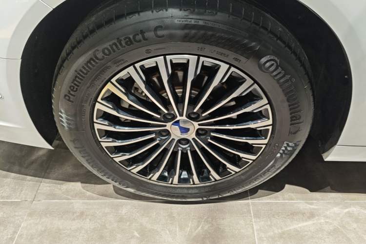 Used Denza D9 2022 DM-i 970 Four-Wheel Drive Flagship Model Right Rear Wheel Hub