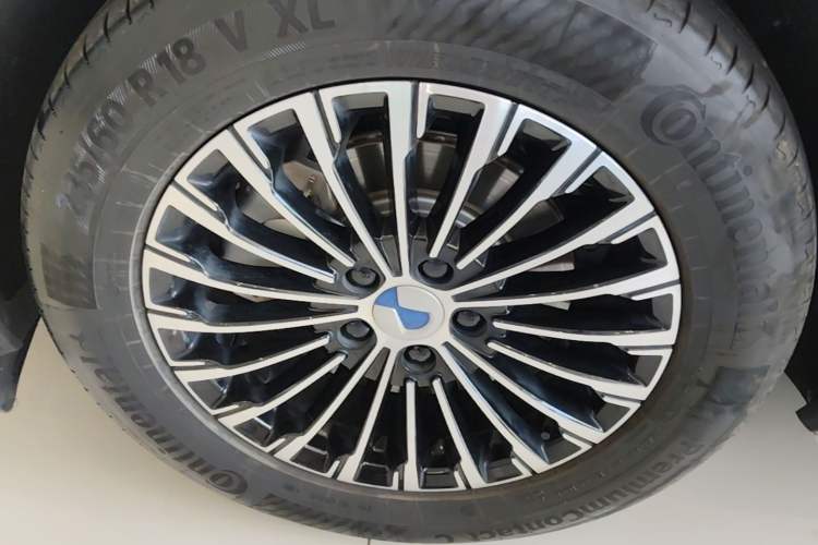 Used Denza D9 2022 DM-i 970 Four-Wheel Drive Prestige Model Right Rear Wheel Hub