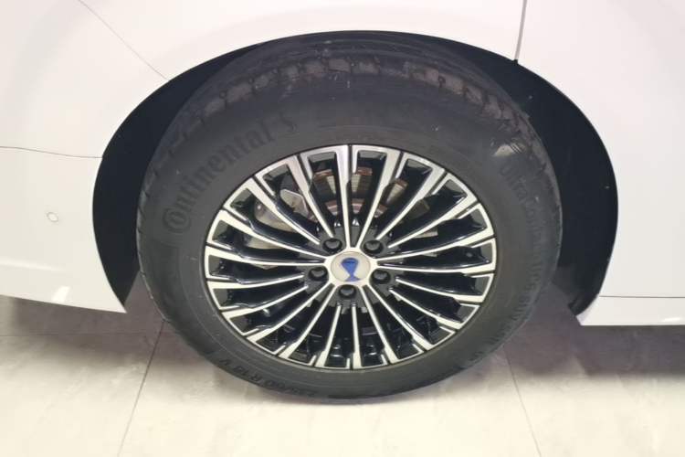 Used Denza D9 2022 DM-i 970 Four-Wheel Drive Flagship Model Right Rear Wheel Hub