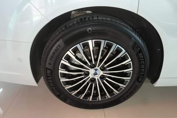 Used Denza D9 2022 DM-i 970 Four-Wheel Drive Flagship Model Right Rear Wheel Hub