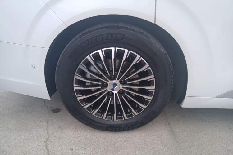 Used Denza D9 2022 DM-i 970 Four-Wheel Drive Flagship Model Right Rear Wheel Hub