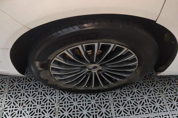 Used Denza D9 2022 DM-i 970 Four-Wheel Drive Flagship Model Right Rear Wheel Hub