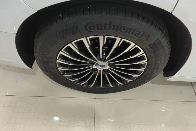 Used Denza D9 2022 DM-i 970 Four-Wheel Drive Prestige Model Right Rear Wheel Hub