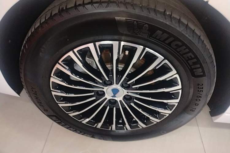 Used Denza D9 2022 DM-i 970 Four-Wheel Drive Flagship Model Right Rear Wheel Hub