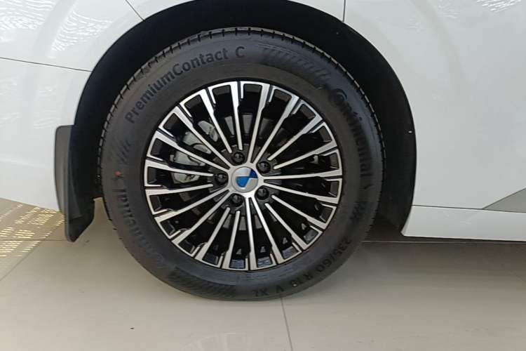 Used Denza D9 2022 DM-i 970 Four-Wheel Drive Prestige Model Right Rear Wheel Hub