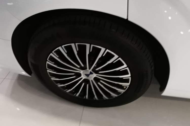 Used Denza D9 2022 DM-i 970 Four-Wheel Drive Prestige Model Right Rear Wheel Hub