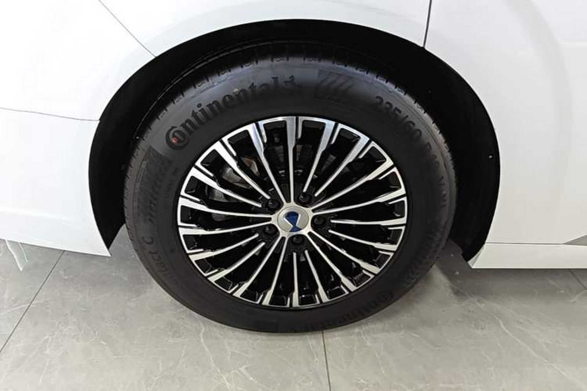 Used Denza D9 2022 DM-i 970 Four-Wheel Drive Prestige Model Right Rear Wheel Hub