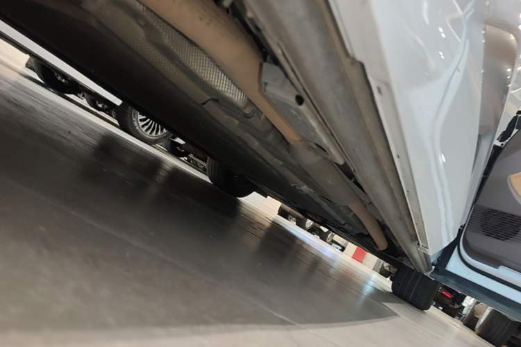 Used Denza D9 2022 DM-i 970 Four-Wheel Drive Flagship Model Right Side Sill