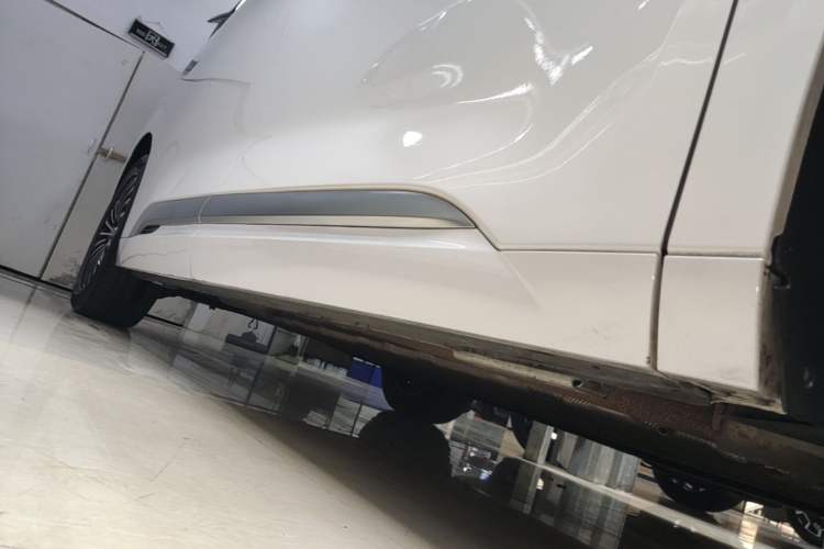 Used Denza D9 2022 DM-i 970 Four-Wheel Drive Flagship Model Right Side Sill
