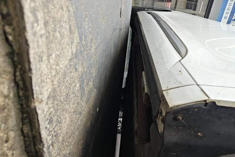 Used Denza D9 2022 DM-i 1040 Prestige Model Right Side Sill