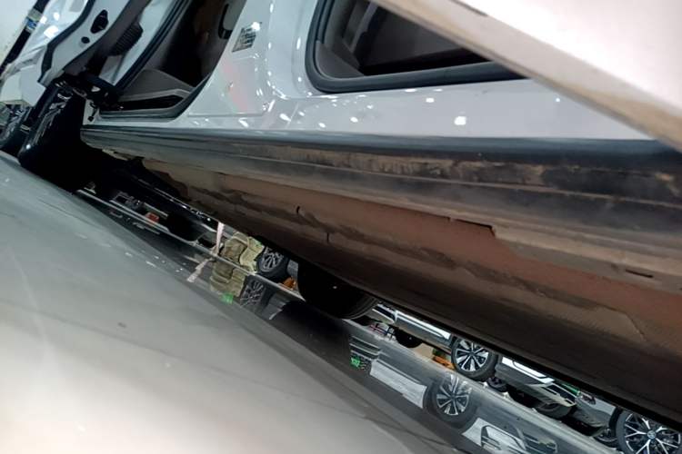 Used Denza D9 2022 DM-i 970 Four-Wheel Drive Prestige Model Right Side Sill