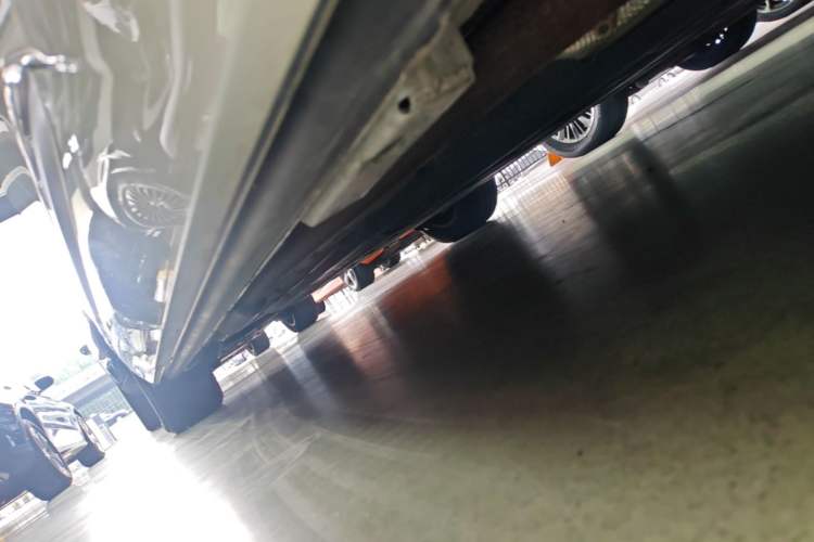 Used Denza D9 2022 DM-i 1040 Prestige Model Right Side Sill
