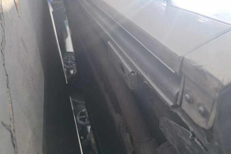 Used Denza D9 2022 DM-i 1040 Prestige Model Right Side Sill
