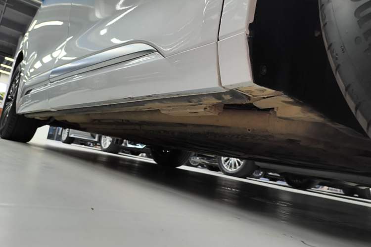 Used Denza D9 2022 DM-i 970 Four-Wheel Drive Flagship Model Right Side Sill