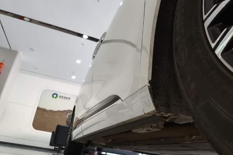 Used Denza D9 2022 DM-i 970 Four-Wheel Drive Prestige Model Right Side Sill