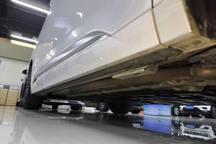 Used Denza D9 2022 DM-i 1040 Prestige Model Right Side Sill