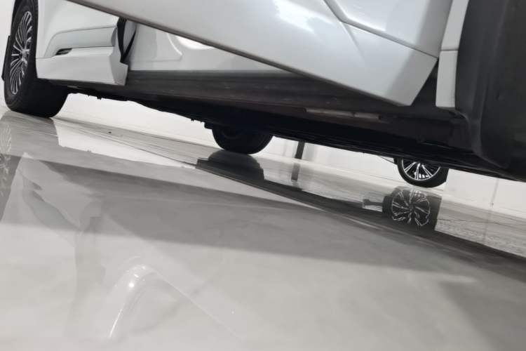 Used Denza D9 2022 DM-i 970 Four-Wheel Drive Flagship Model Right Side Sill
