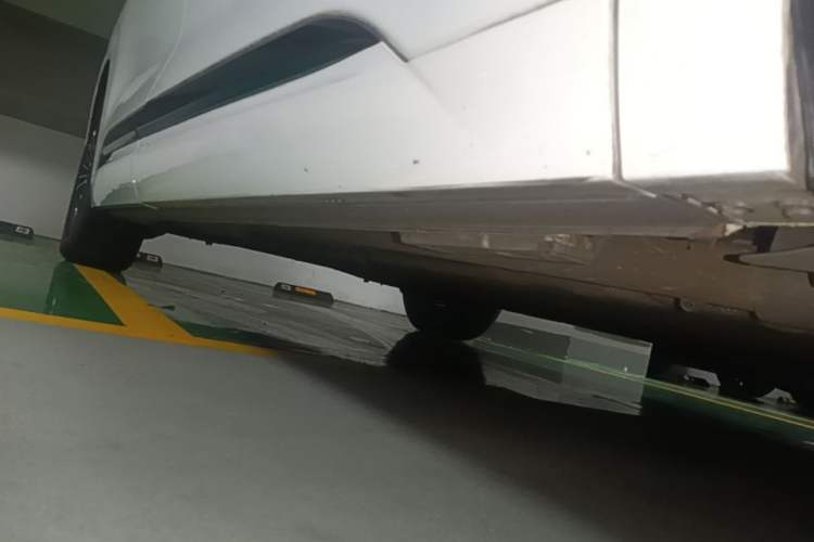 Used Denza D9 2022 DM-i 970 Four-Wheel Drive Flagship Model Right Side Sill