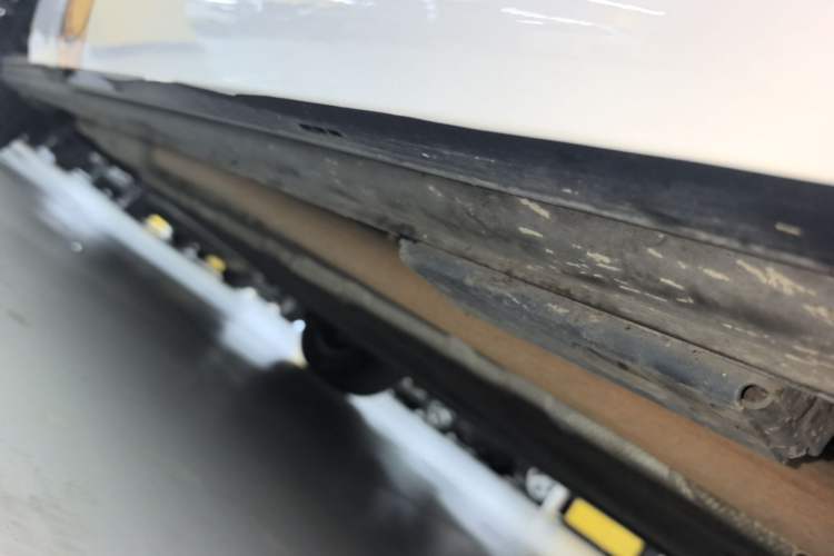 Used Denza D9 2022 DM-i 1040 Prestige Model Right Side Sill