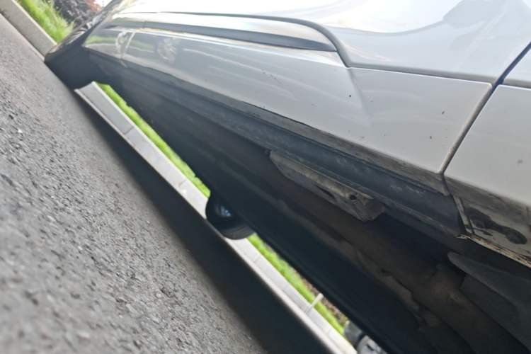 Used Denza D9 2022 DM-i 970 Four-Wheel Drive Flagship Model Right Side Sill