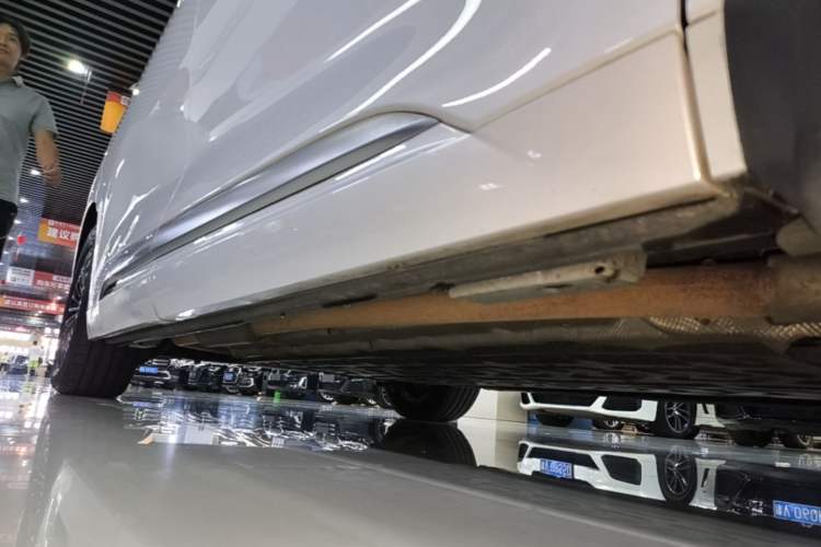 Used Denza D9 2022 DM-i 970 Four-Wheel Drive Flagship Model Right Side Sill