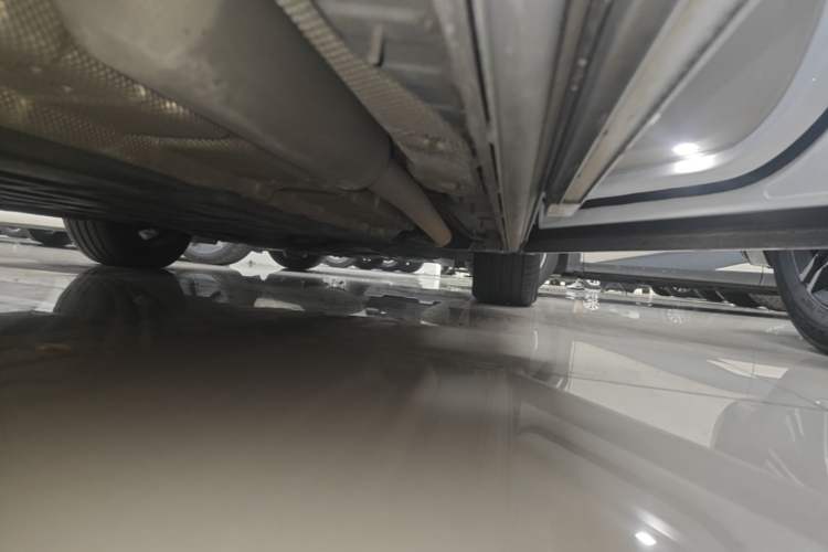 Used Denza D9 2022 DM-i 1040 Prestige Model Right Side Sill