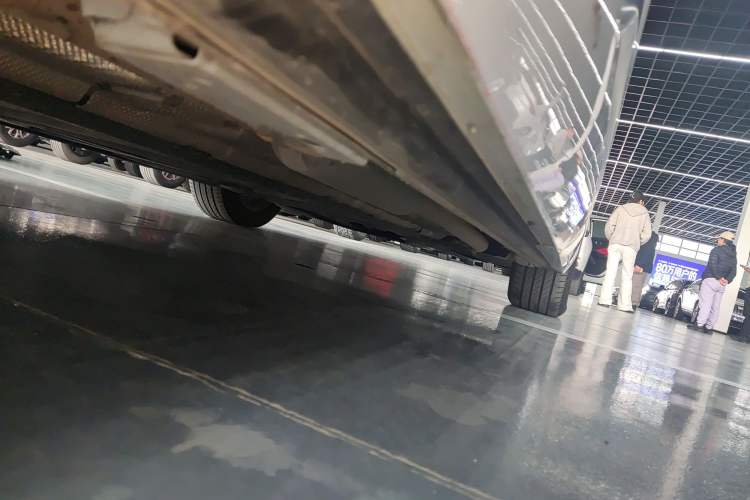 Used Denza D9 2022 DM-i 970 Four-Wheel Drive Flagship Model Right Side Sill