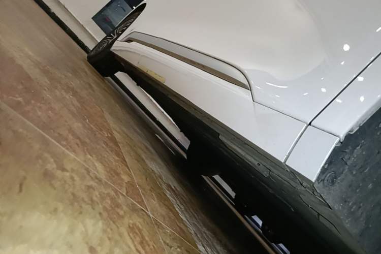 Used Denza D9 2022 EV 620 Prestige Model Right Side Sill