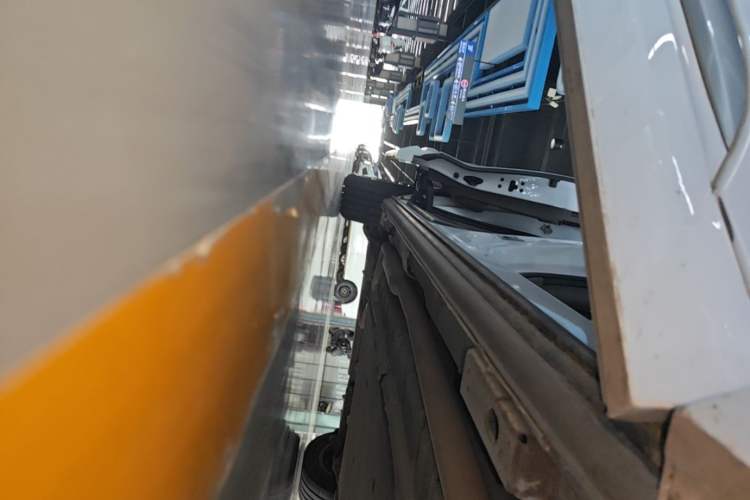 Used Denza D9 2022 DM-i 1040 Prestige Model Right Side Sill