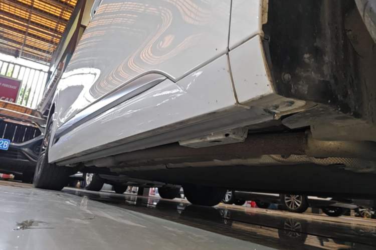 Used Denza D9 2022 DM-i 970 Four-Wheel Drive Flagship Model Right Side Sill