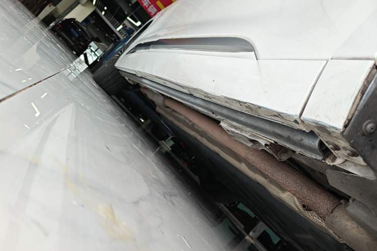 Used Denza D9 2022 DM-i 1040 Prestige Model Right Side Sill